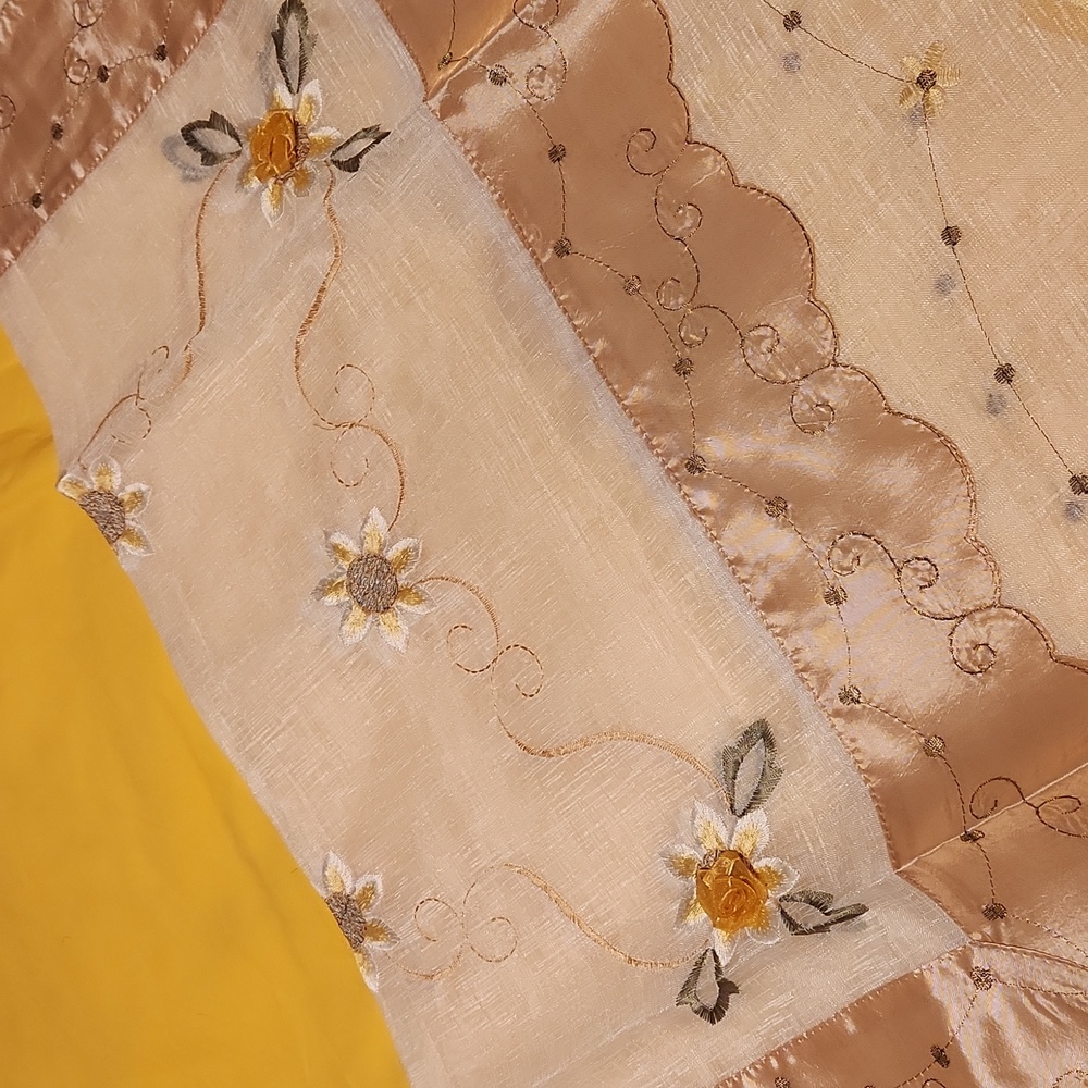 Square Table Linen/Topper - Picture 4 of 8